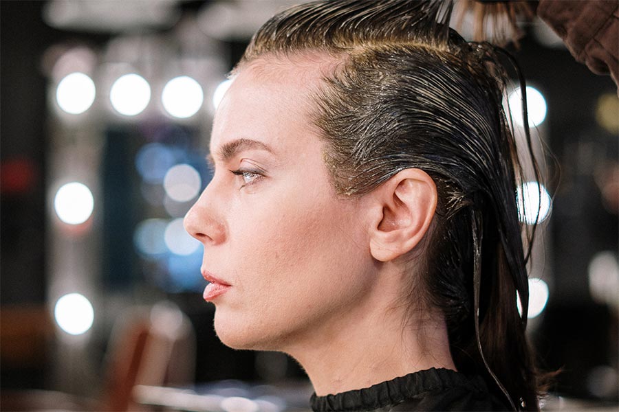 Czy blond włosy można pofarbować na czarno