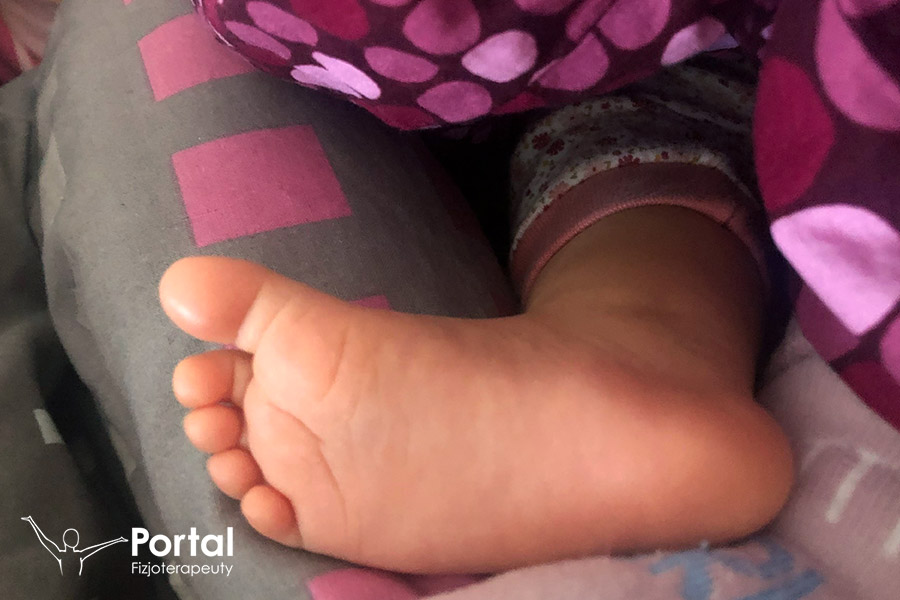 Nerwowe ruchy niemowlaka podczas snu