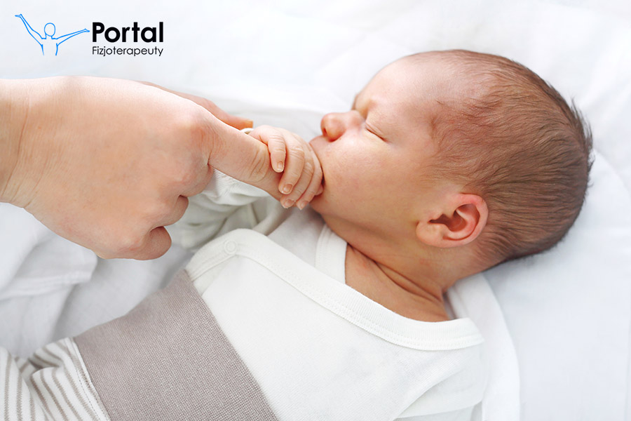 Czy wybudzać noworodka do karmienia?