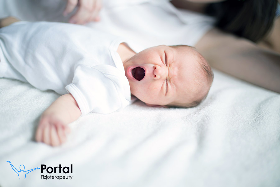 Ile godzin śpi noworodek?